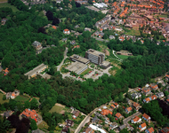 835602 Luchtfoto van het Ziekenhuis Maarschalksbos (Molenweg 2) te Baarn.